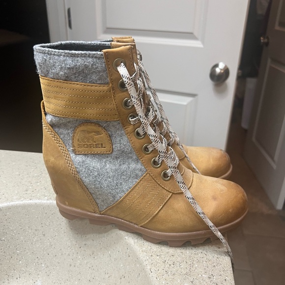 Women’s Sorel boots - Picture 3 of 8